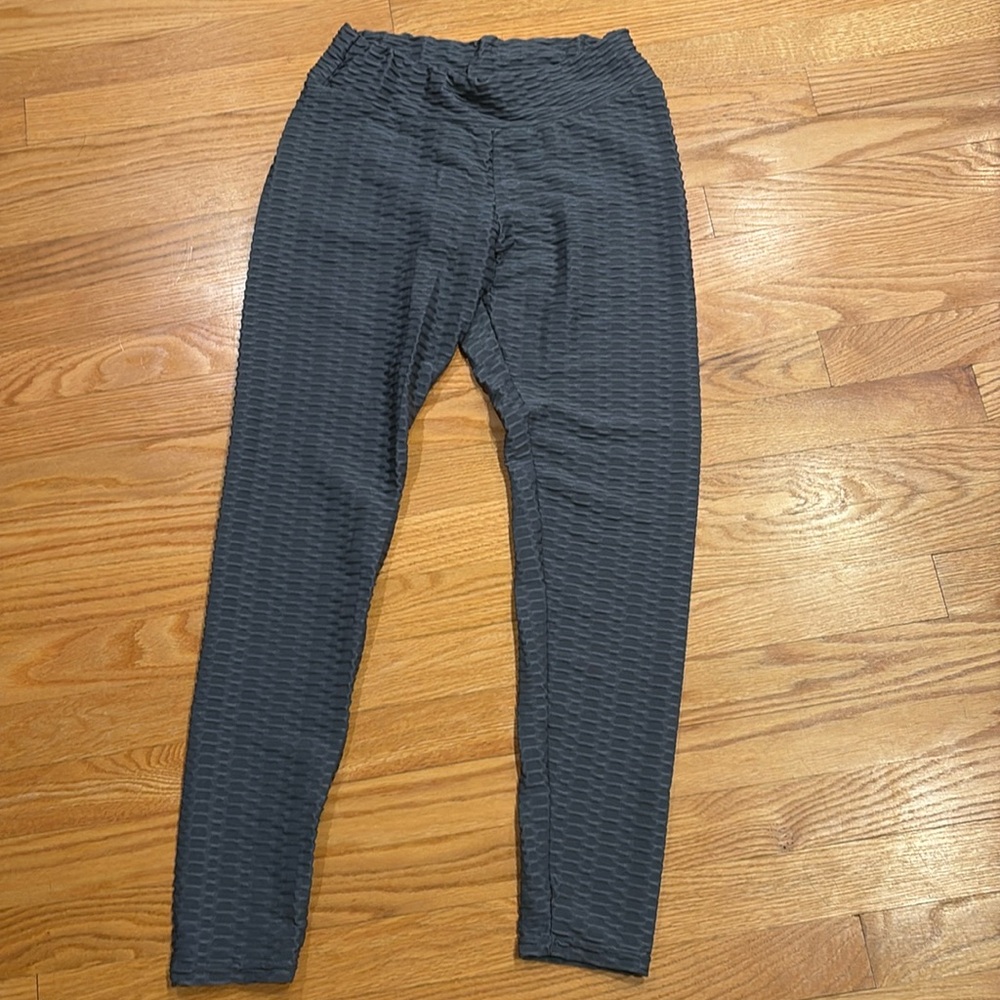 Dark grey ribbed yoga pants with scrunch in booty size large